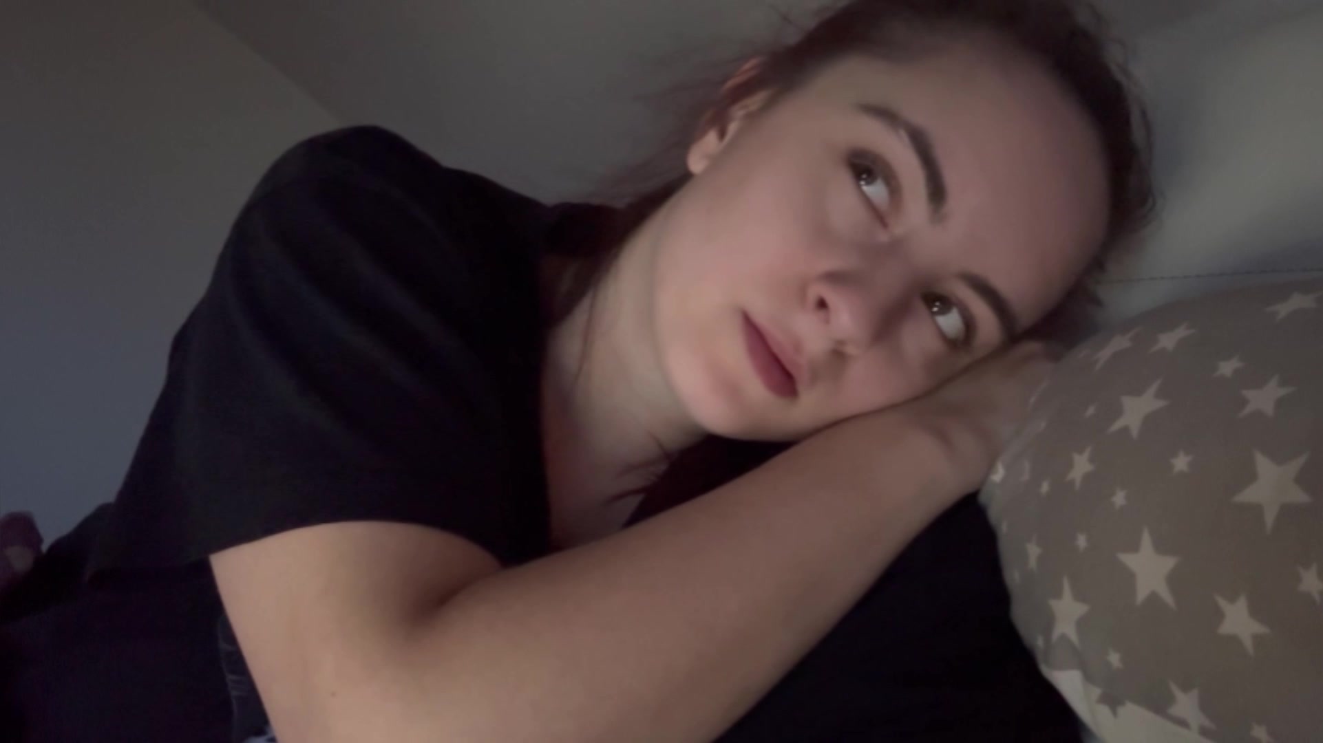 Ich muss die ganze Zeit an letztes Wochenende denken.. mir kommen die ganze Zeit diese heißen Situationen in den Kopf, weil ich sowas heißes lange nicht mehr erlebt hab. Eigentlich war nur ein gemütlicher Abend geplant.. ich glaube es war ZU gemütlich! Irgendwann wurden die Klamotten immer weniger und die Stimmung immer geiler! Dieser heftig geile Typ riss mir dann einfach die Klamotten vom Leib und ich MUSSTE seinen geilen Schwanz #blasen.. ich konnte ihn einfach nicht ignorieren! Du weißt wie gerne ich blase! Also hatte ich erstmal eine gute halbe Stunde seinen geilen Schwanz in meinem #fickmaul, bis er mich dann #doggy #gefickt hat. Er fickt so gut, hatte lange nicht mehr so geilen #sex.. wir haben es dann locker noch 6 mal getrieben in der einen Nacht. Konnten nicht genug kriegen voneinander! Und dann filmt die kleine #drecksau auch noch alles mit. Genau mein Geschmack ;)
Ach was solls, ich glaube ich hol mir diesen geilen #dick direkt wieder! Willst Du es dann wieder sehen? 