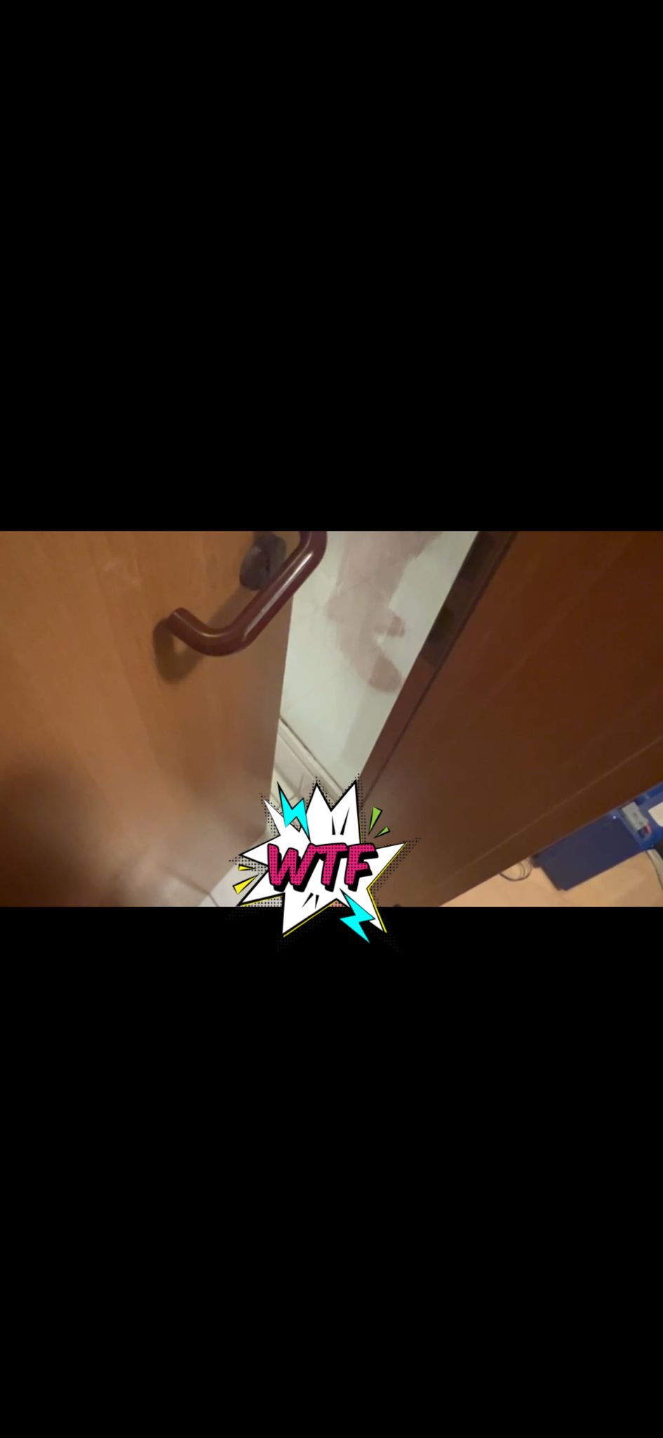 Ich wollte heute ein Foto für Dich machen, als ich DAS in meiner Galerie gefunden habe. ICH BEIM DUSCHEN! HEIMLICH GEFILMT! 
Ich hatte Besuch am Wochenende. Er wollte kurz ein paar geschäftliche Telefonate erledigen, also entschied ich mich dazu, in der Zeit duschen zu gehen, damit er seine Ruhe hat. Tja, er hat wohl nicht telefoniert, sondern schaute mir lieber beim duschen zu und holte sich dabei einen runter UND FILM DAS GANZE MIT!!! Nachdem wir beide das selbe Handy haben, hat er wohl das Falsche gegriffen ;) was sollte ich mit ihm machen??