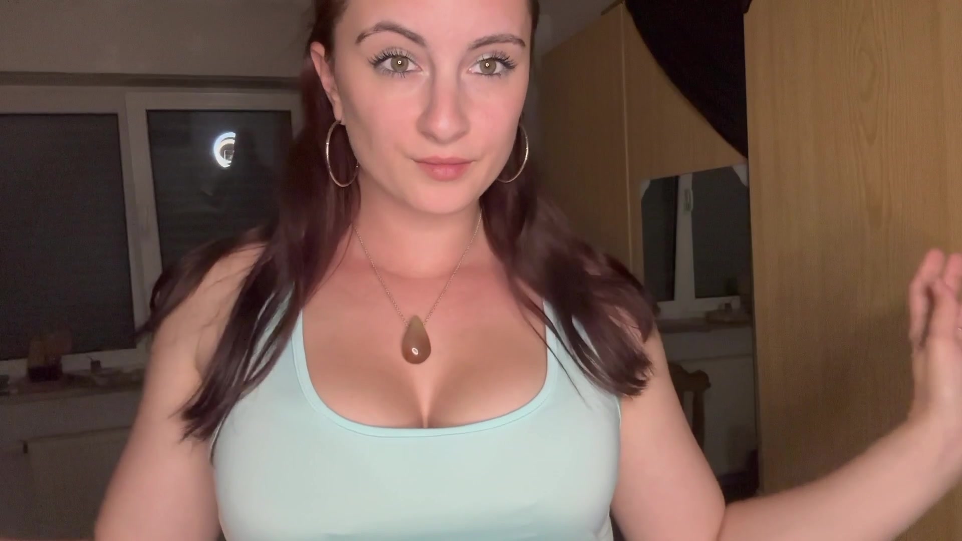 Ich ziehe mich vor Dir aus und spiele mit meinen Titten. Ich knete sie und drücke sie dir direkt ins Gesicht in der Hoffnung Du leckst meine Nippel! Dann nehme ich Deinen harten Schwanz zwischen meine Titten und gebe Dir einen geilen Tittenfick. Zwischendurch stößt Dein Schwanz immer wieder an meine Zunge, was mich echt richtig geil macht. 
 Bis zum Ende blase ich Dir dann Deinen geilen Schwanz. Ich sauge an Deiner Eichel, umspiele sie mit meiner Zunge und schiebe mir Deinen Schwanz ganz tief in den Rachen... am liebsten hätte ich Dein Sperma in meinem Mund!!! Und die ganze Zeit über halten wir Augenkontakt!