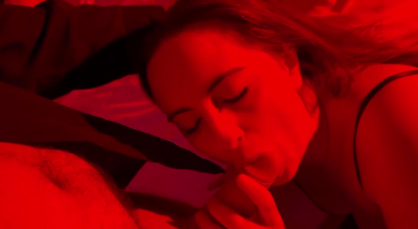 Ins Gesicht, oder doch in den Mund? Schwanzgeil wie ich bin, erwarte ich kniend vor ihm, mit seinem Schwanz in meiner Hand und in meinem Mund, seine geile Ficksahne… Rate mal, wohin hab ich sie bekommen? Ins Gesicht, in den Mund, oder doch ganz woanders hin?