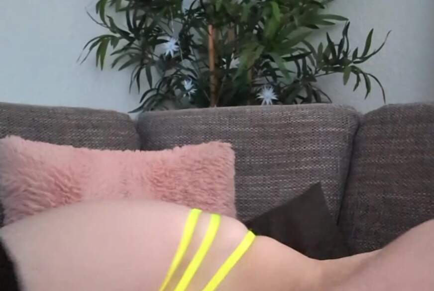 B**ter-fly: Einfach geil geworden vom Nylon auf der Haut