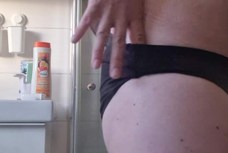LaraLou: Ausziehen für die Dusche