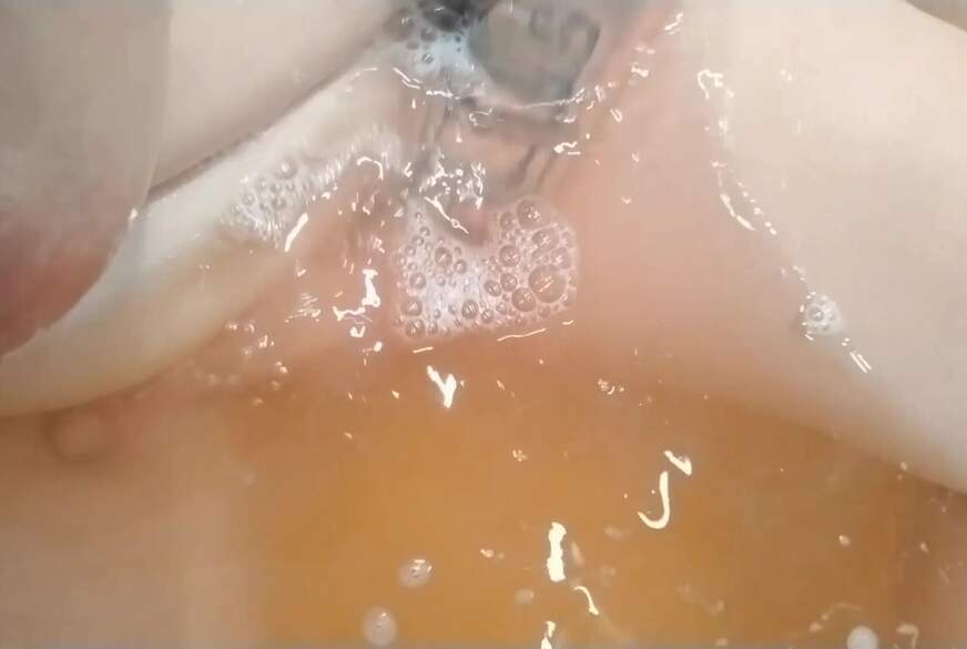 Neline: Brüste einseifen