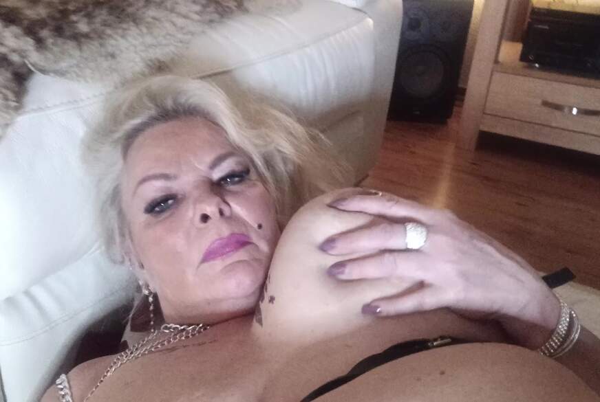 HotSilli152: Voll auf meine F***e g*******t