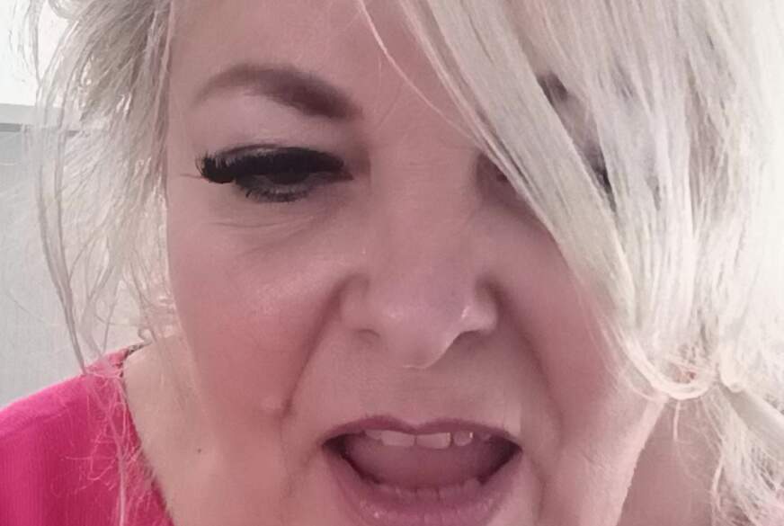 HotSilli152: Im Büro blank gezogen