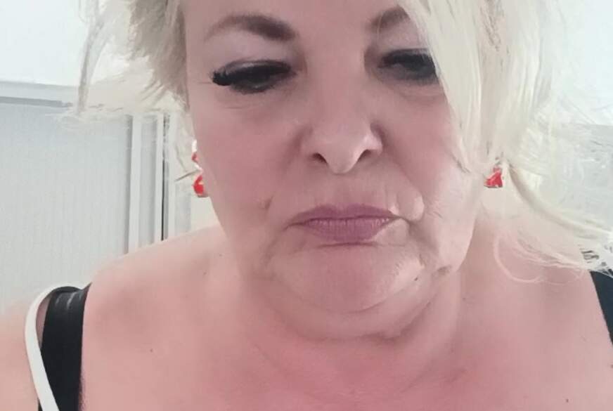 HotSilli152: Im Büro blank gezogen