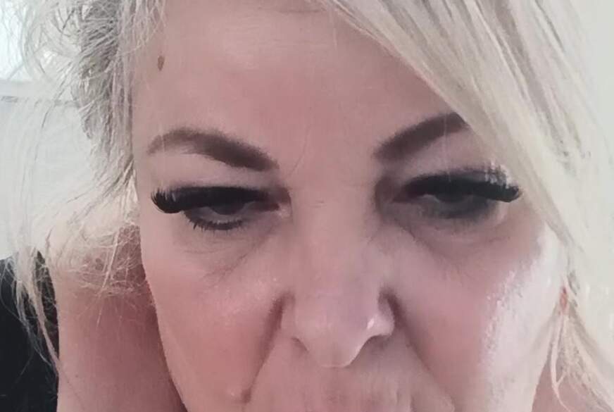 HotSilli152: Im Büro blank gezogen