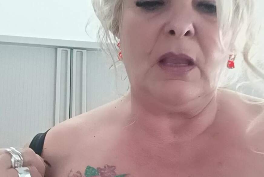 HotSilli152: Im Büro blank gezogen