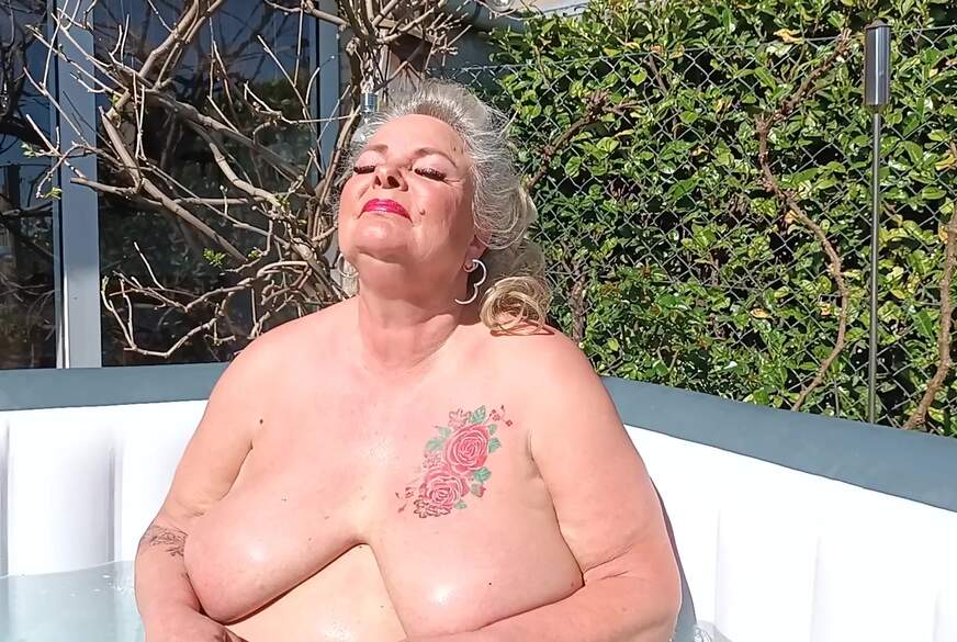 HotSilli152: Milfs******e im Whirlpool