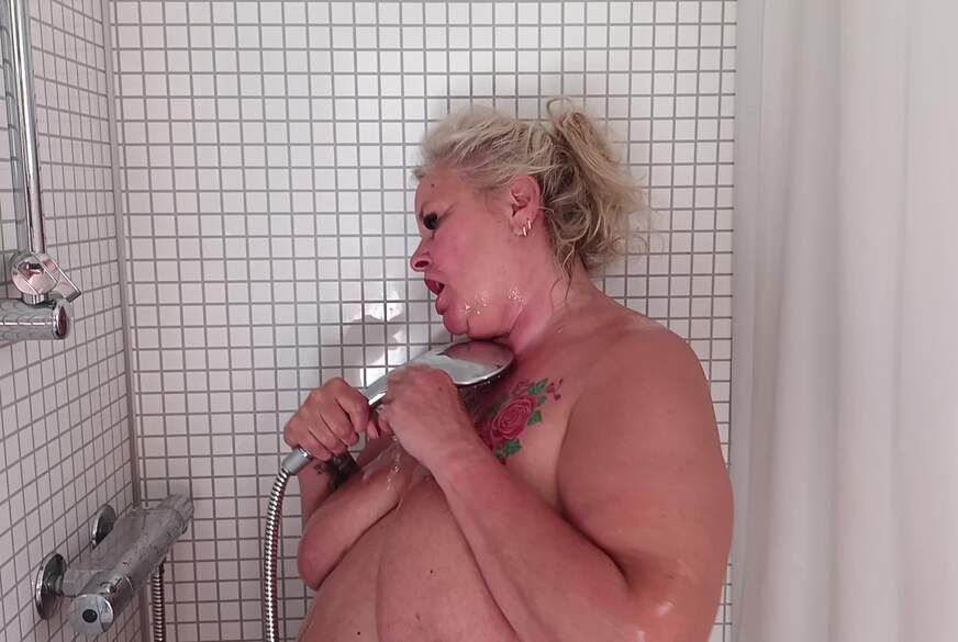 Mit Plug im A***h duschen von HotSilli152 pic2