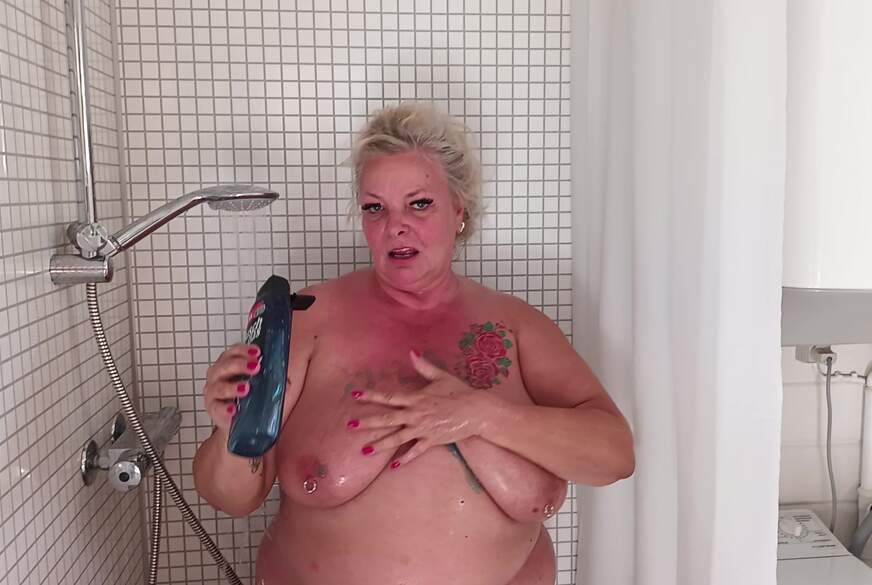 Mit Plug im A***h duschen von HotSilli152 pic3