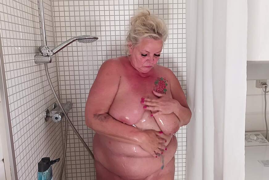 Mit Plug im A***h duschen von HotSilli152 pic4