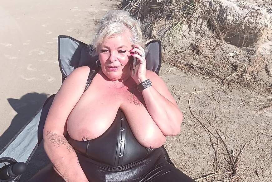 HotSilli152: Versautes Telefonat am Strand