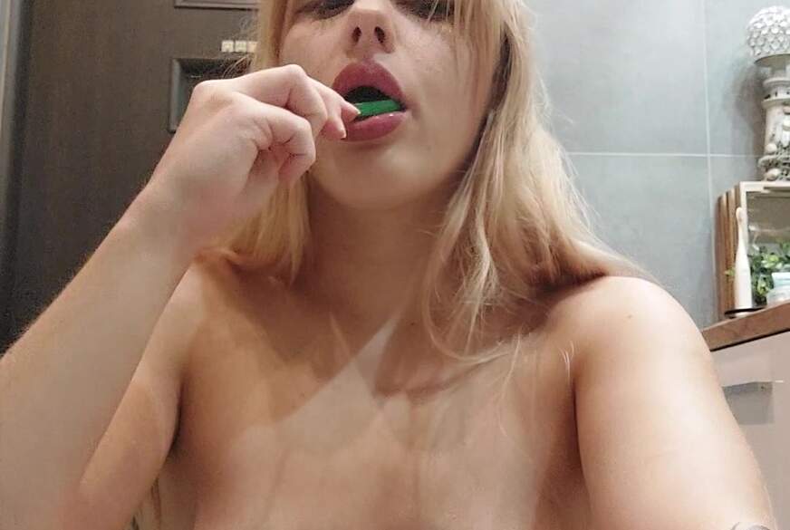 Schau mir zu, wie ich diesen Lutscher lutsche und über meinen Körper streiche von alicepol pic2