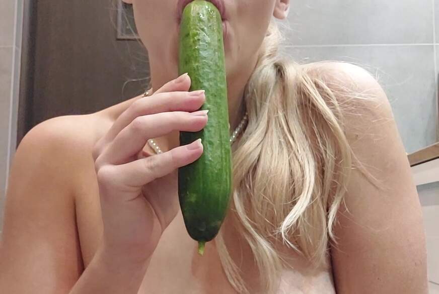 alicepol: Gurke, Part zwei Ich b**se die Gurcke als wäre es dein s*****z