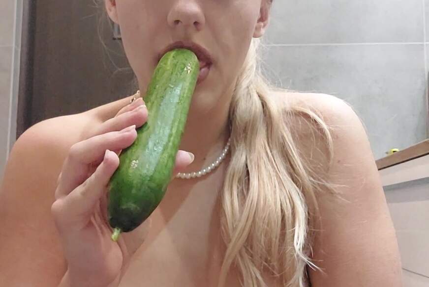 alicepol: Gurke, Part zwei Ich b**se die Gurcke als wäre es dein s*****z