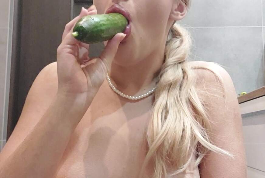 alicepol: Gurke, Part zwei Ich b**se die Gurcke als wäre es dein s*****z