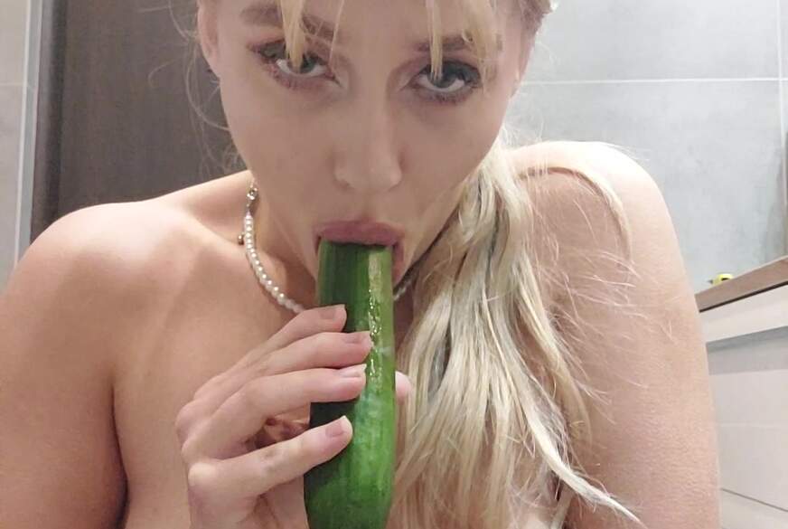 alicepol: Gurke, Part zwei Ich b**se die Gurcke als wäre es dein s*****z