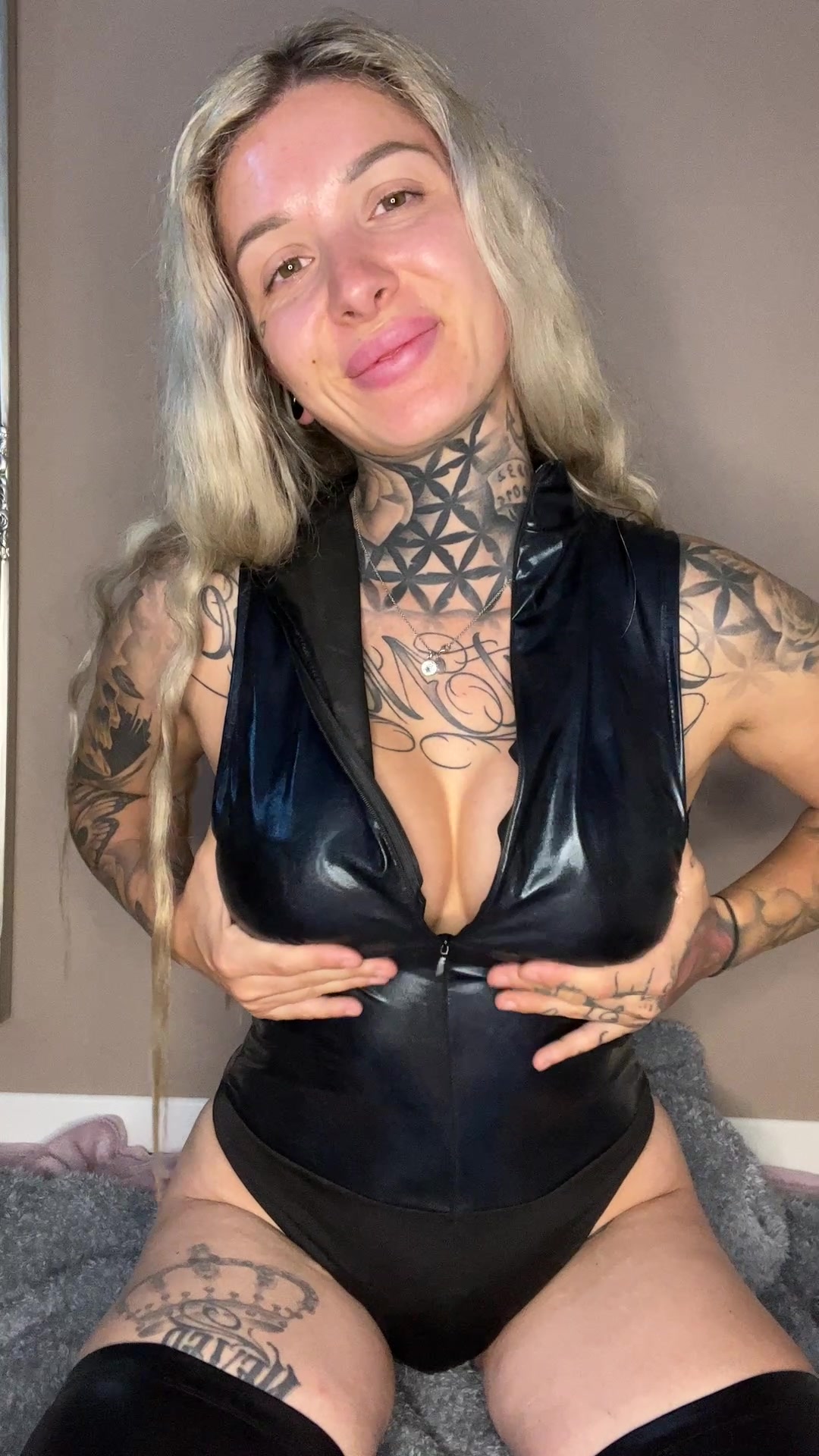 Im engen und Ultraheißen, schwarzen Wetlook Body erwarte ich dich  
Psssst ...   
Ich weiß, das deine Frau neben dir liegt. Doch das ist mir egal.
Ich bin geil und ich will ficken  

Ich flüster und fordere dich auf, nun deinen Schwanz neben deiner schlafenden Frau, raus zu holen   

Wir machen es uns beide, doch machen kein Geheimnis daraus, dass wir es jetzt beide gemeinsam treiben wollen.
Ich zeige dir alles und finger meine , leicht behaarte Pussy, geil für dich ab.
Du wichst deinen harten Schwanz, nach Anweisung für mich und spritzt zum Ende ab  

Traust du dich?   
