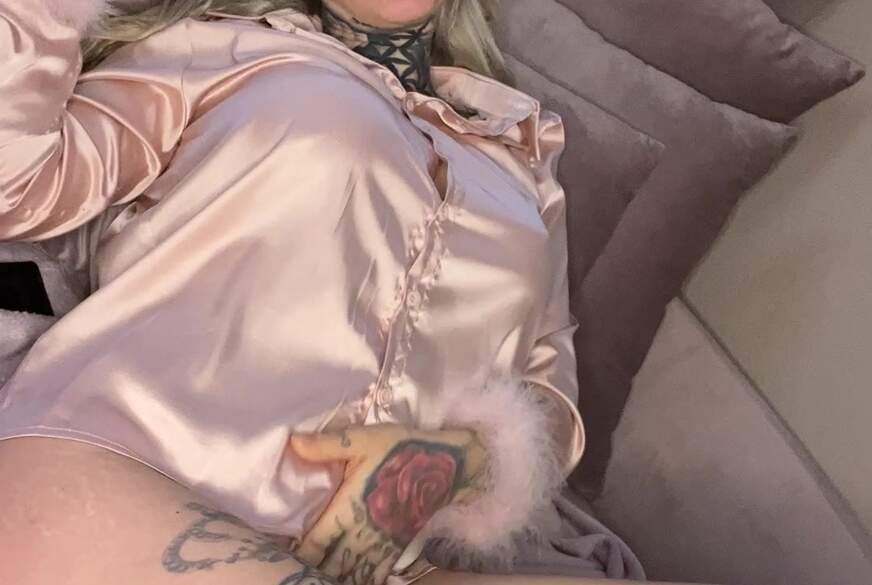 HotFeli: In Satinbluse zum Orgasmus g*******t und Füße zeigen