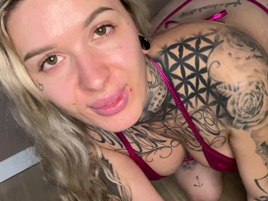 Im Ultra knappen Bikini gebe ich dir einen geilen Blowjob. Zum Schluss darfst du mit dem Abspritzcountdown in meinen Mund spritzen  