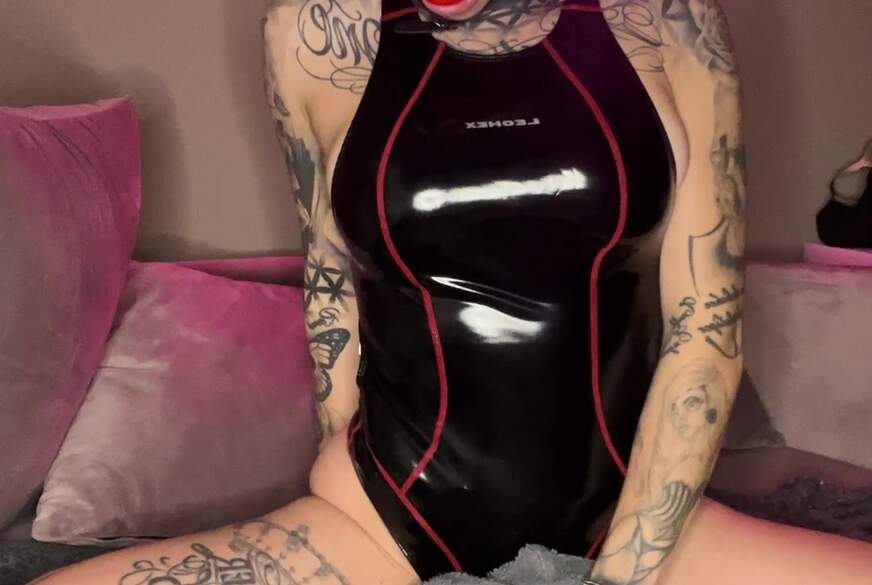 Pillowriding im Latexbadeanzug und Ballgag von HotFeli