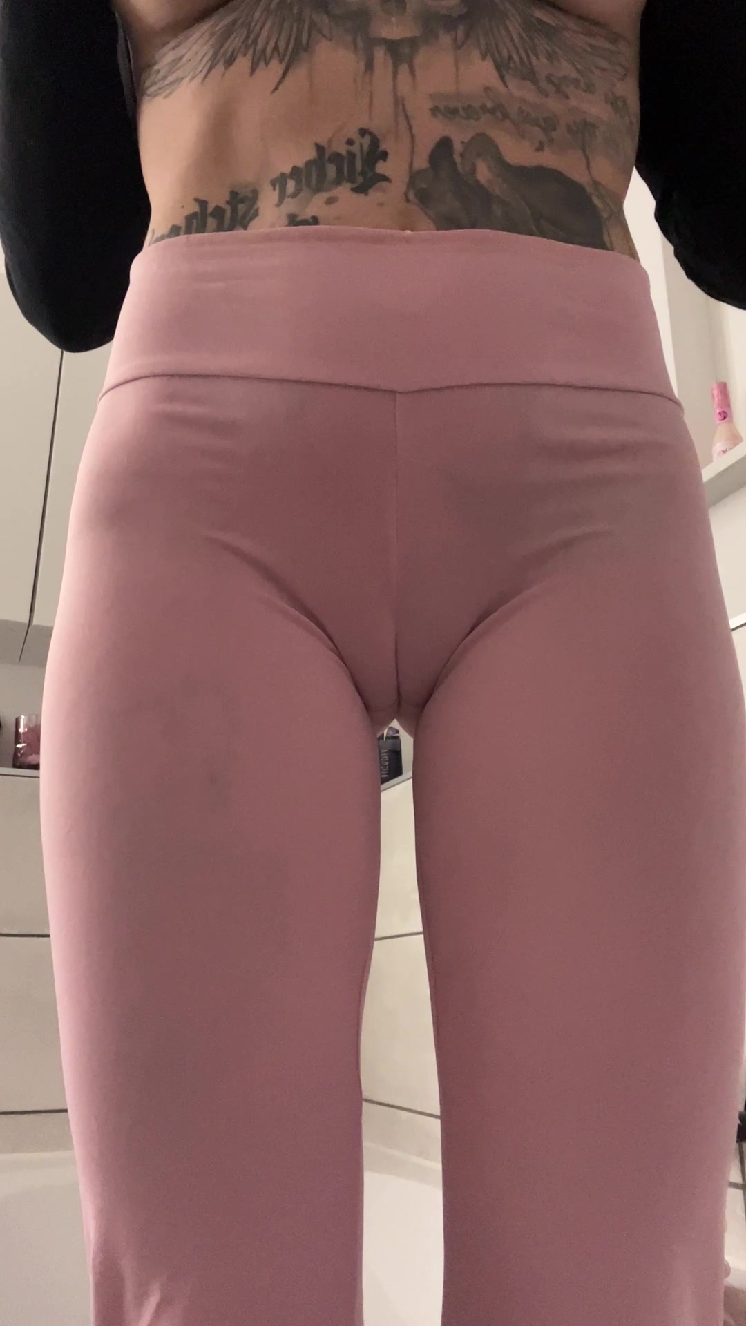 In rosane halb durchsichtige Leggings pissen In diesem Video ziehe ich mir die enge Leggings über meinen Arsch. Dann zeige ich mich dir von allen Seiten, inkl meinem geilen Cameltoe. Ich muss dringend pissen, also lasse ich laufen. Einmal von vorne und dann von hinten. Zum Schluss ziehe ich die Leggings runter und spreize meinen Arsch für dich. So hast du vollen Einblick, wie der Kostbare Natursekt aus meiner geilen Pussy kommt