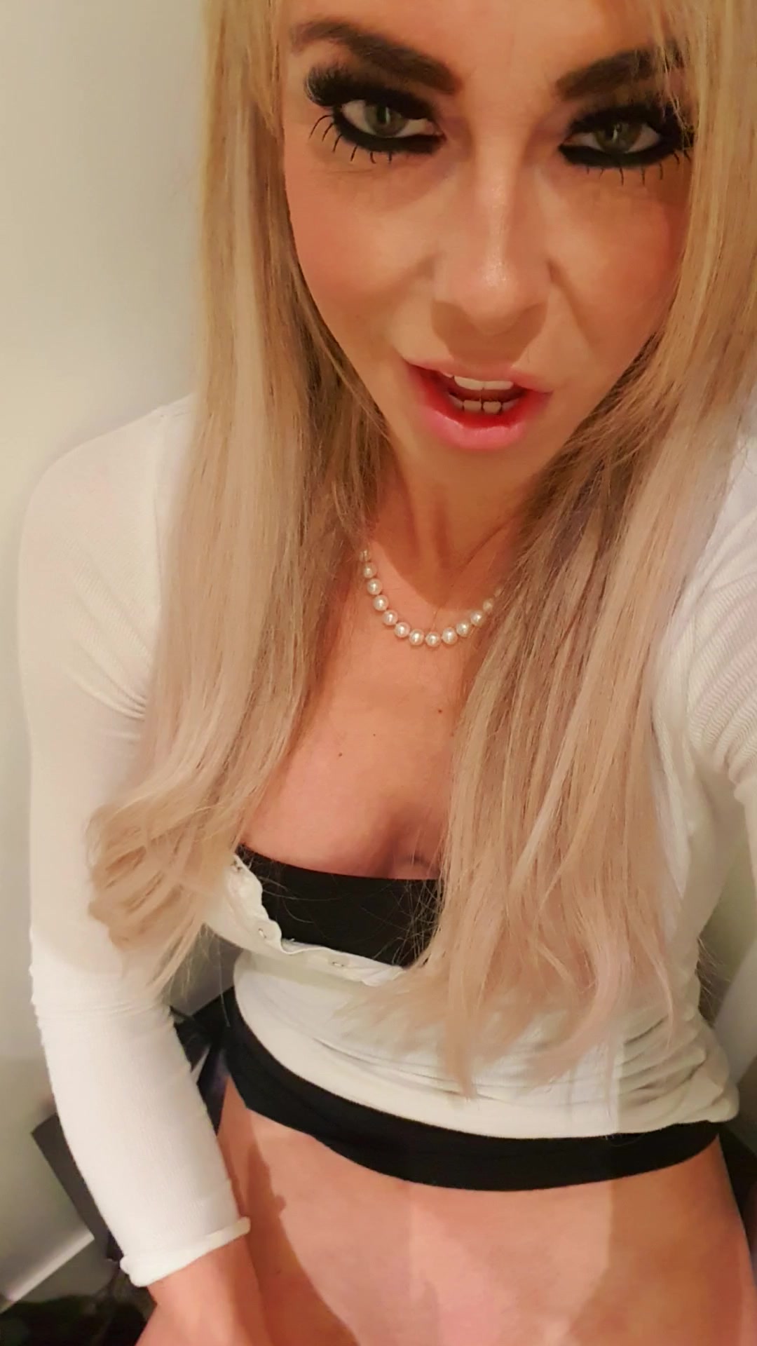 Hey mein Lieber,

Heute hatte ich große Lust auf ein Abenteuer mit jeder Menge Nervenkitzel. Ich packte also meinen Dildo ein und fuhr in die Stadt. Als ich das Kaufhaus betrat stellte ich fest, dass ganz schön viel los ist. Genau das richtige für mich. Meine Aufregung stieg mit jedem Schritt Richtung Umkleide. Als die Kabinentür hinter mir ins Schloss fiel, konnte ich es kaum erwarten endlich los zulegen. Schnell entledigte ich mich meiner engen schwarzen Leggins und fing an es mir ausgiebig zu besorgen. Immer wieder hörte ich Menschen vor meiner Kabine. Doch das ließ mich nur noch geiler werden. Ich schob mir meinem Dildo immer wieder tief in mein enges Fickloch. Ich bemerkte einen Mann vor meiner Umkleide! Er schien zu hören was hier passierte und kam immer wieder vor meine Kabine. Geil!!! dachte ich mir!! Und besorgte es mir bis zum finalen Höhepunkt immer weiter.