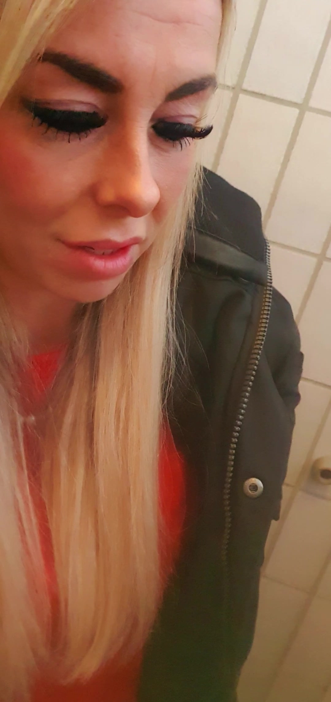 Hey mein Lieber,

Ich war auf dem Weg zu einer Freundin, als ich auf der Fahrt dorthin, plötzlich unfassbar geil wurde!!! Und da kam mir eine spontane Idee. Ich steuerte den nächsten Autobahnrastplatz an! Ein geiler Public SB auf einer öffentlichen Rastplatztoilette, hat mich immer schon gereizt. Dort angekommen und geparkt, fiel mir direkt auf, dass der Parkplatz voller LKW\'s war. Es war Sonntag und somit extrem viel los hier. Umso spannender und aufregender war es für mich. Ich steckte noch schnell meinen Dildo in die Jacke und machte mich auf den Weg zum Toilettenhaus. Die Decken der Toiletten waren alle offen, sodass ich die Männer nebenan die ganze Zeit hören konnte. Und ich war mir sicher, dass diese mich definitiv ebenso hören konnten! Ich besorgte es mir hemmungslos in der Kabine und schob mir meinen Dildo immer wieder lustvoll in meine feuchte Fotze!

Ob einer der Trucker meinen mega Orgasmus gehört hat?