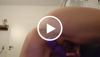 Mein Loch schön gestopft mit Spielzeug bis ich feucht gekommen bin Mein Loch schön gestopft mit Spielzeug bis ich feucht gekommen bin