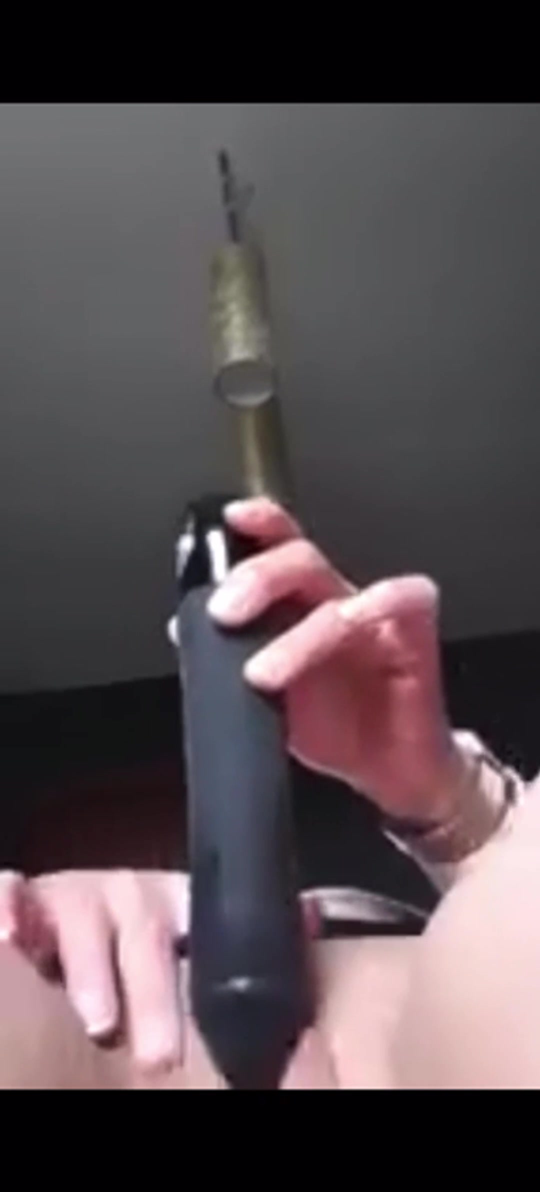 Ich besorge es mir selber mit meinem neuem XXL Vibrator bis ich spritze was für ein geiles Gefühl als alles aus mir rausgekommen ist.