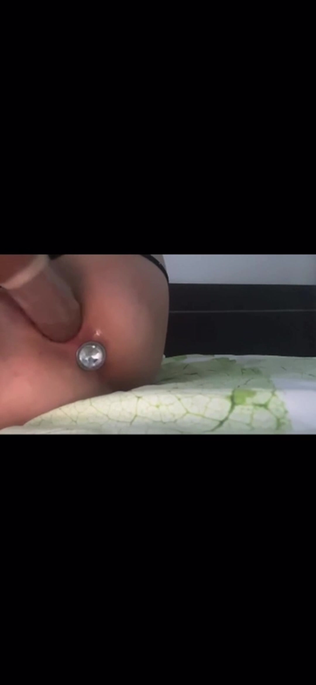 Mit dem Plug im Arsch habe ich es geil meiner Muschi besorgt bis sie spritzt