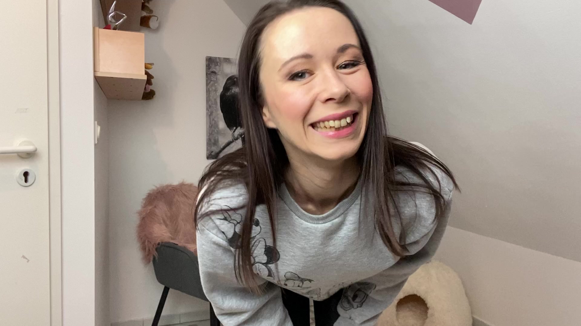 Also ich muss ganz ehrlich sagen, dies war das Video was mich wirklich am meisten Überwindung gekostet hat. Ich hatte schwitzige Hände und hatte das Gefühl, dass es mir die Luft abschnürt, so aufgeregt war ich. Ich wusste genau, wenn ich dieses Video mache und wirklich online stelle, gibt es kein zurück mehr. Ich muss gestehen, dass ich schon kurz davor war es nicht zu machen!! Aber dann erinnerte ich mich wieder warum ich mich hier angemeldet habe. Ich will meine grenzen austesten. Sollte es das etwa schon gewesen sein?? NEIN Ich wollte doch mehr, ich will Erfahrungen sammeln also sagte ich mir, Augen zu und durch. Ich glaube du wirst genau merken wie ungewohnt diese Situation für mich war und das ich noch nicht so richtig damit umgehen konnte, mich so vor der Kamera zu zeigen. Ich hoffe aber, es gefällt dir trotzdem. Würde mich über deine Meinung sehr freuen, vielleicht hilft es mir ja noch mehr Sicherheit zu bekommen.