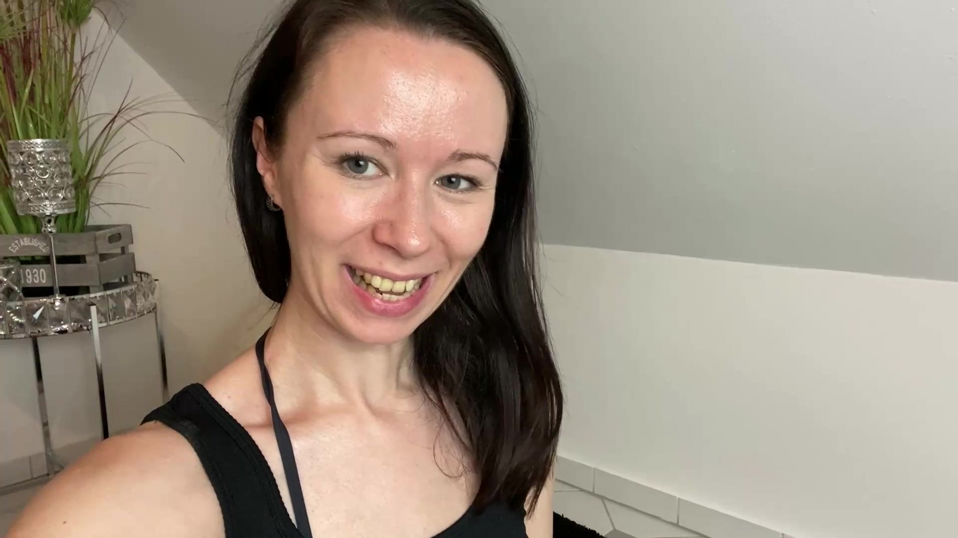 Ich habe dieses Teil neulich geschenkt bekommen. Ich hatte sie bisher nur kurz ausprobiert, dachte mir aber, dass es nun ander Zeit ist zu schauen, was das Teil so alles mit mir anstellen kann! Was soll ich sagen? Es ist ein megageiles Gerät! Fast so als würde ich von einem echten Schwanz gefickt werden! Kommentiere gern, wie dir es gefällt!