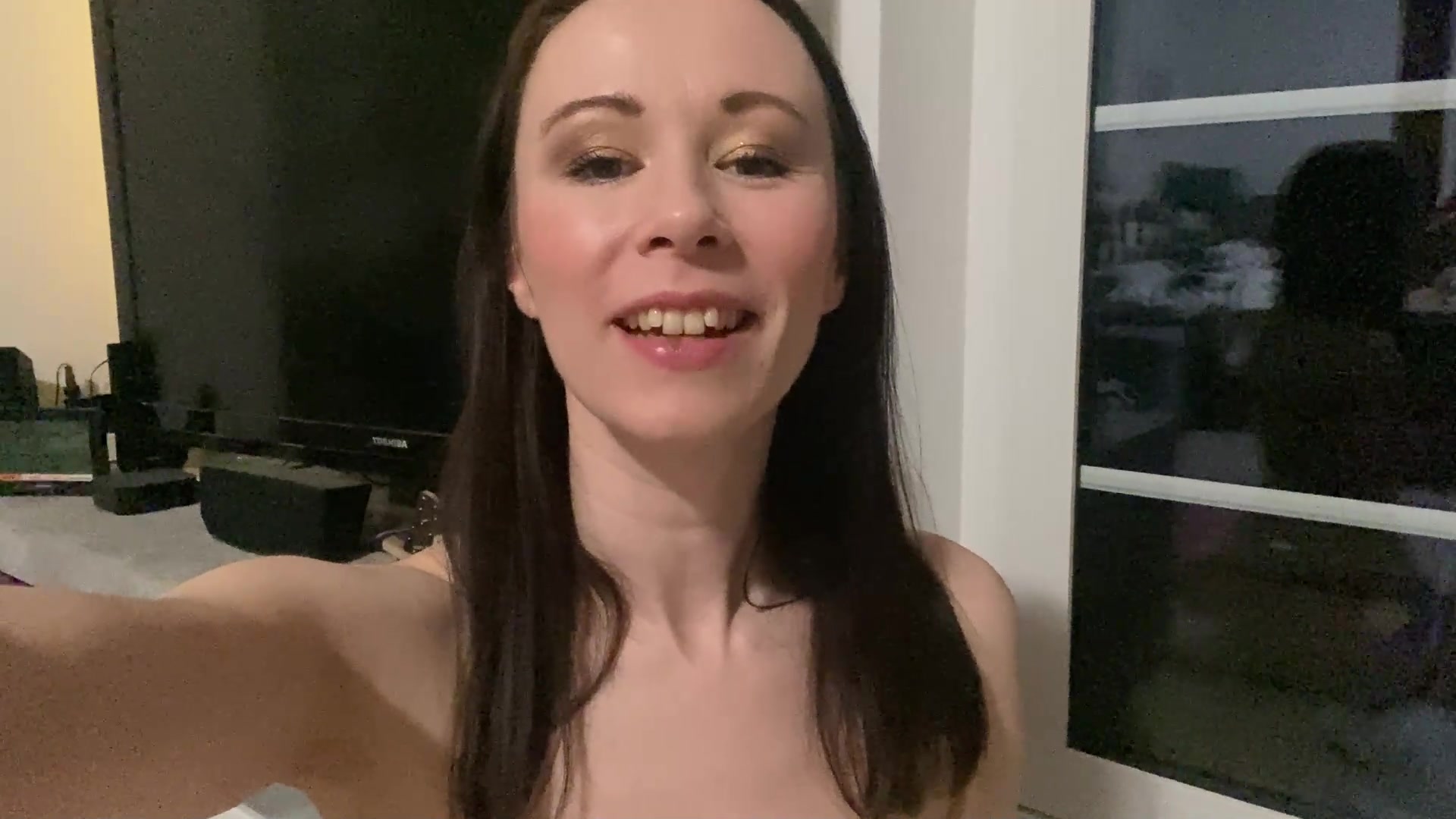 Oh man ich hätte nie gedacht, dass er das wirklich mal machen würde. Ich habe ja so einen süßen Nachbarn dem hatte ich neulich mal bei einem Gespräch erzählt, dass ich gesehen habe, wie er mein kleines versautes Geheimnisse über den Gartenzaun beobachtet. Ich meinte, wenn er Lust hat, kann er ja gern mal am Abend rüber schauen und vielleicht wird er was heißes an der Terrassentür sehen. Falls er sich traut, soll er das ganze filmen und mir als Beweis senden! Senden, dass er sich wirklich getraut hat... ABERRRRRRRR, dass der sich das wirklich traut hätte ich nie gedacht. Ich dachte eher es bleibt bei meiner geilen Fantasie während ich es mir Doggy an der Terrassentür besorge, aber unglaublichhhhh....