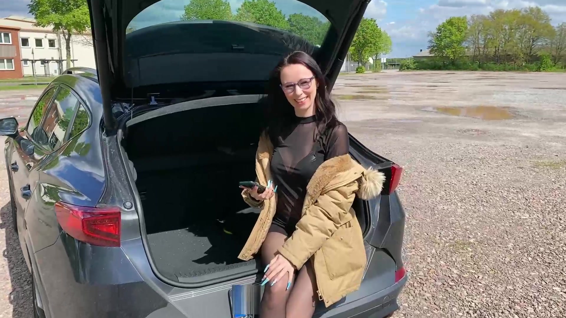 Ich dachte ich stelle mich extra in ein abgelegenes Gewerbegebiet um ein paar Fotos von mir und meinem Auto zu machen, und trotzdme wurde ich von einem Fremden aus meinem Ort überrascht, den ich nur flüchtig vom sehen kannte.
Da ich den ganzen Tag schon so schmutzige Gedanken hatte, überkam es mich und ich habe spontan seinen Schwanz ausgepackt und ihn geblasen! Das war eine seltsames aber geiles Gefühl seinen Schwanz in den Mund zu nehmen und ihn in mir kommen zu lassen. Findest du es genauso geil, wie ich?