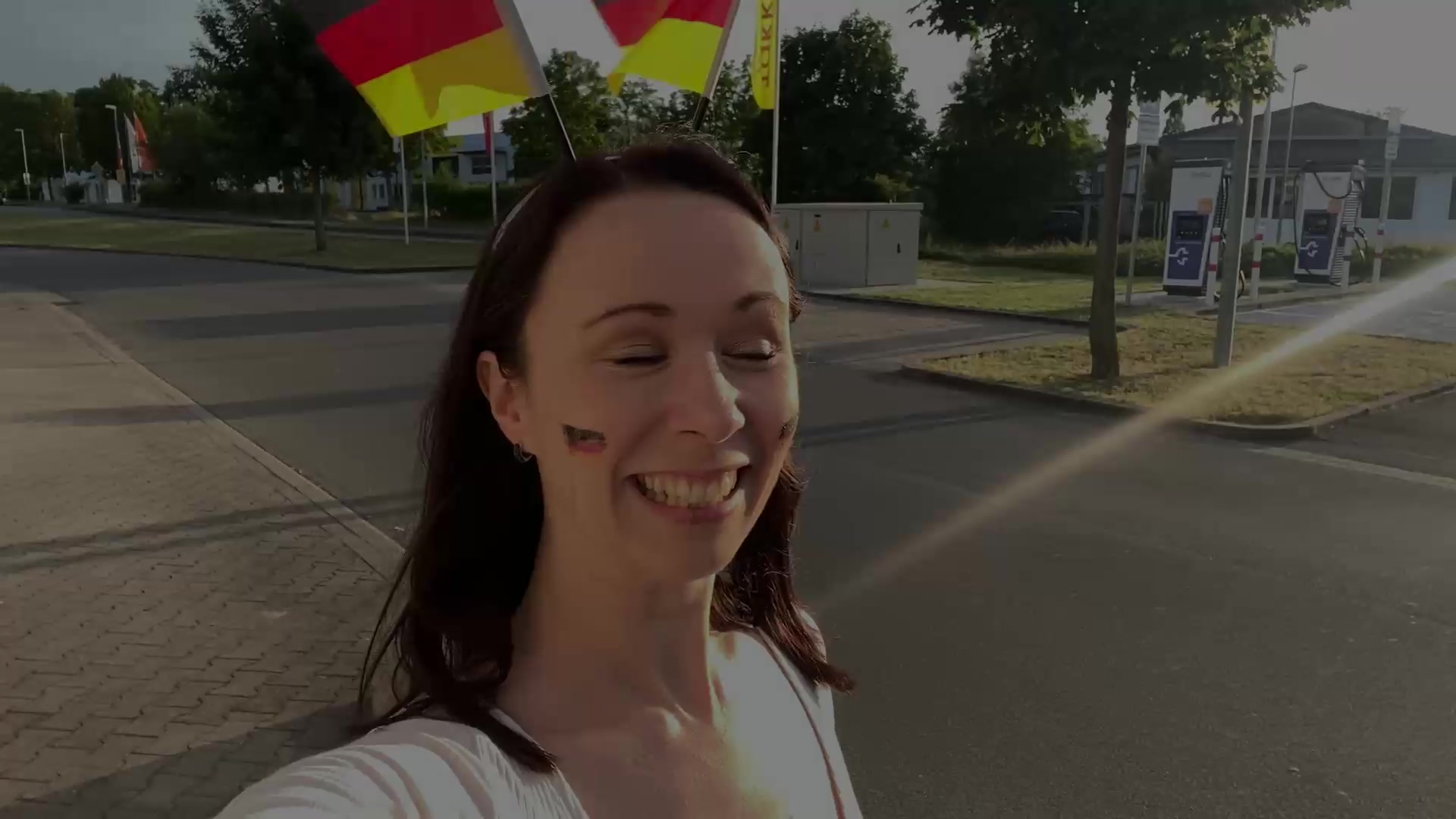 ich war ja dieses Jahr erstmals beim Public Viewing im Biergarten. Das war eine voll geile Stimmung und hat riesig Spaß gemacht! 
Auf dem Weg zum Parkplatz kam ein jubelnder Fan auf mich zu, um mit mir den Sieg der Mannschaft zu feiern. 
Eurphorisch, wie ich war, habe ich meine Hemmungen fallen lassen und ihn auf meine Rückbank entführt um seinen geilen Schwanz auszupacken und zu verwöhnen! Er war so geil und hat jeden Moment genossen. Ich habe ihn feucht gelutscht und gewichst bis ich ihn zum abspritzen gebracht habe! Das war ein echt spannendes und geiles Erlebnis!
Schreibt mit in die Kommentare, ob ihr ihr auch gern zum Fußball geht! ;)