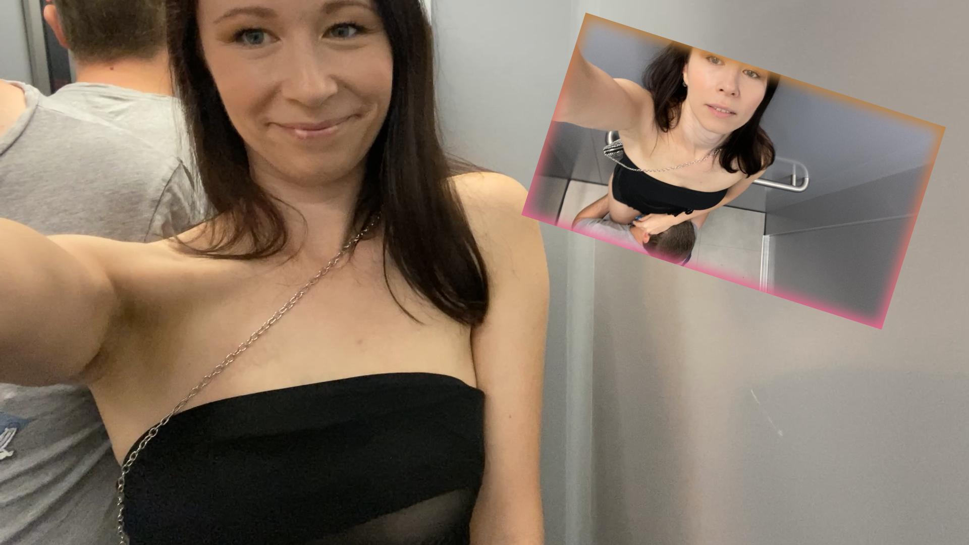 Ich war neulich beim Einkaufen und habe in der Umkleide ein paar Fotos für einen Fan gemacht und hatte daher kein Höschen mehr an.
Das muss dieser Typ mitbekommen haben, der mir dann in den Aufzug gefolgt ist. Als wir allein waren hat er gar nicht lange gezögert, hat mir unter mein Höschen gefasst und angefangen im Fahrstuhl meine Pussy zu lecken! Da ich die Situation ohne Höschen sowieso schon recht geil fand, habe ich tatsächlich alle Hemmungen verloren und habe seine athletische Zunge an meiner Pussy genossen!
Fast wären wir erwischt worden, als jemand den Aufzug gerufen hat! Aber wir haben einfach weitergemacht und er hat mich bis zum Höhepunkt geleckt!
Anschließend sind wir getrennter Wege weitergegangen. Was für ein geiles Erlebnis! Schreib mir, ob du auch schon mal in der Öffentlichkeit ein Mädel ohne Höschen getroffen hast.