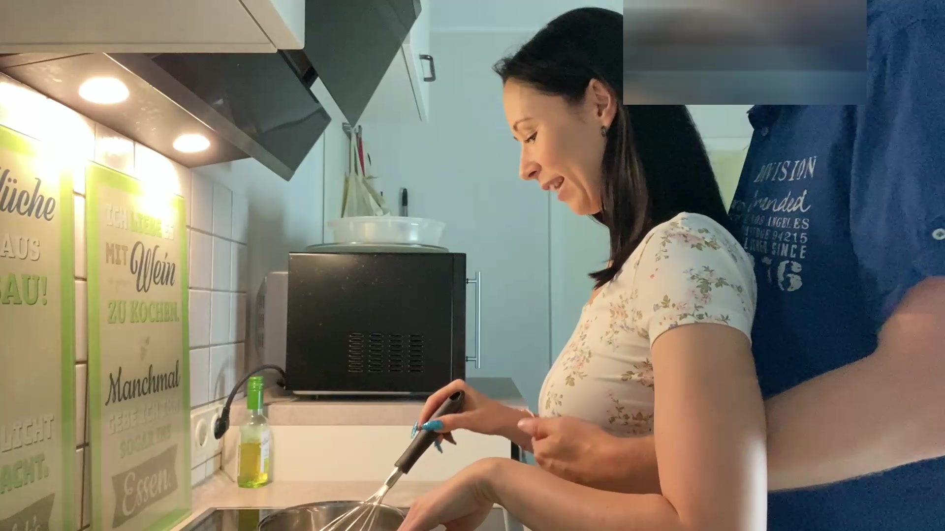 Eigentlich wollte ich in meiner Küche ein sexy Kochvideo aufnehmen. Mein Nachbar kam jedoch früher als geplant vorbei um später noch Content mit mir zu machen. Als er gesehen hat, dass die Kamera schon läuft, hat er mich direkt gepackt und mich am Herd gevögelt bis er in mir gekommen ist! Was war das für ein geiles Gefühl seinen pulsierenden Schwanz und in meiner Pussy zu spüren. Gefällt dir, wie sein Saft aus meiner Pussy tropft?