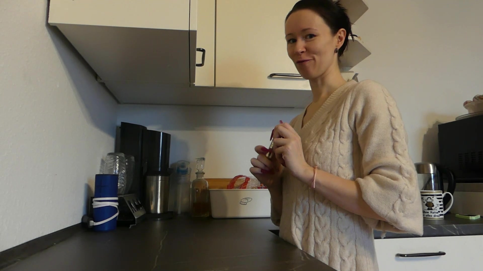 Ich war neulich in meiner Küche und habe im Besteckkasten ein Toy gefunden, dass ich schon lange gesucht habe. Sofort kamen dabei auch Erinnerungen, welche geile Höhepunkt mir dieser kleine Freund schon besorgt hat. Der Gedanke hat mich direkt geil gemacht, dass ich ihn direkt mal wieder ausprobiert habe! Schreib mir doch, ob dir mein Toy und dieses Video auch zu einem Höhepunkt verholfen haben!