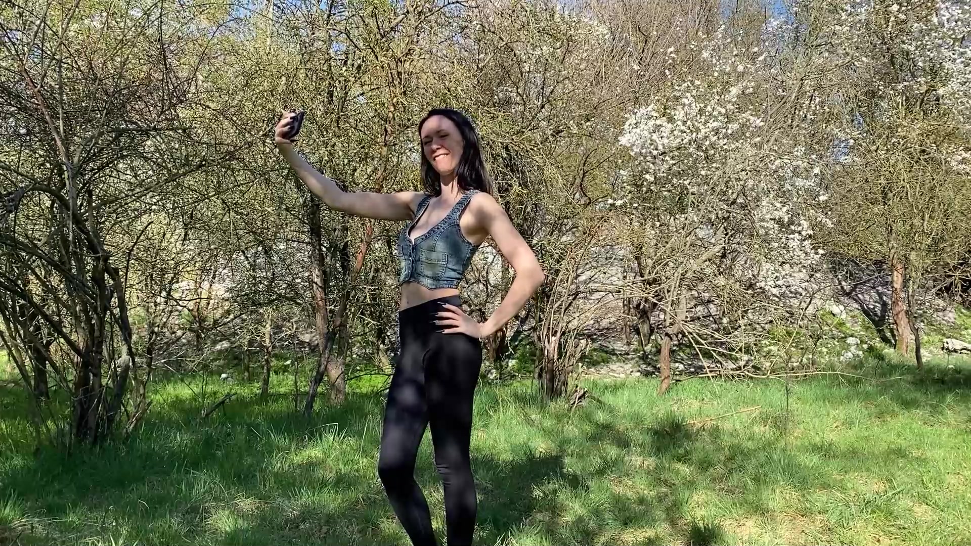 Eigentlich wollte ich nur ein paar Fotos in der wunderschönen Frühlingssonne machen. Plötzlich bemerkte ich einen Spanner, der hinter einem Gebüsch stand und mich beobachtete. Ich habe ihn also zu mir gebeten und seinen Schwanz schön verwöhnt. Ich wollte aber auch noch, dass er mich doggy vögelt. Es tat so gut nach ein paar Wochen ohne mal wieder einen harten Schwanz in mir zu spüren! Zum Schluss hat er mir seine geile Sahne auf mein Dekolletee gespritzt 
Sag mal, beobachtest du auch Mädels draußen im Wald?