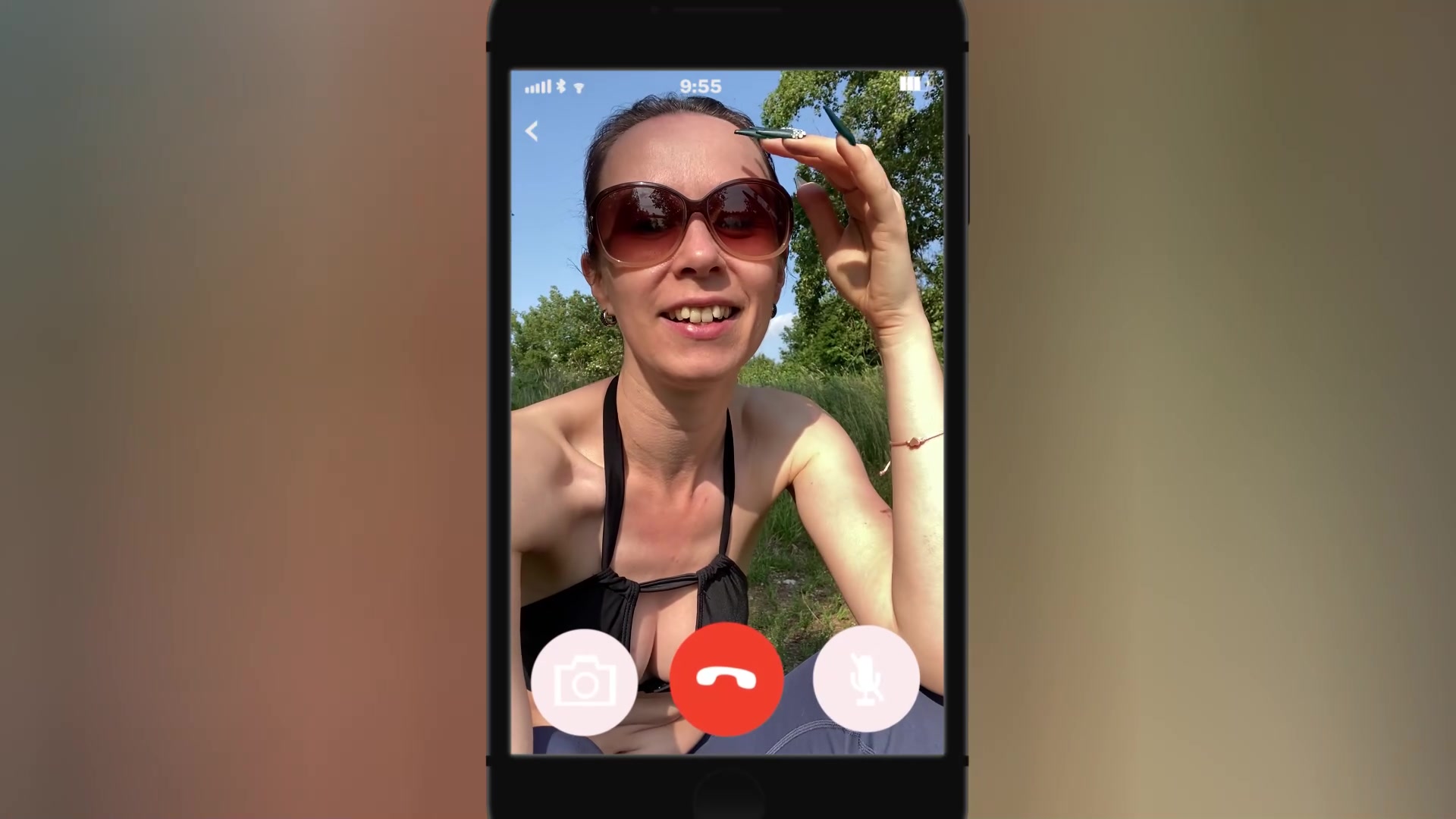 Ich war ein bisschen draußen und habe die Sonne genossen und mit meiner Freundin telefoniert. 
Wir haben so einiges an Mädchenkram besprochen. Ich habe ihr erzählt, dass ich schon eine Weile keine Schwanz mehr geblasen habe. 
Manchmal gehen Wünsche aber in Erfüllung, denn es kam dieser Typ vorbei, der das Gesprächzufällig mitgehört hatte. 
Ich holte also seinen Schwanz aus der viel zu engen Badehose und begann ihn zu blasen und meine Freundin hat am Handy dabei zugesehen und war sicher total neidisch auf mich. Das war echt ein geiles Gefühl, dass sie mich dabei beobachtet. Sie sagte mir hinterher, sie hätte auch gern die ganze Wichse auf ihrem Körper gehabt. 
Schreib mir doch, ob du auch schon mal einen heißen Videocall hattest!