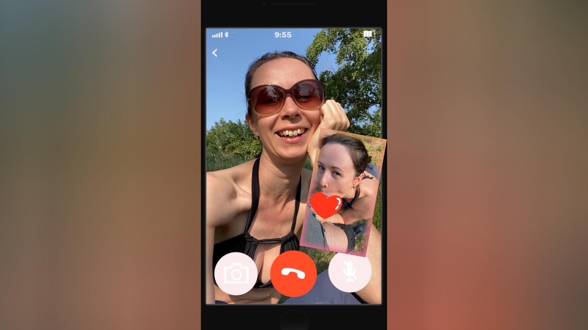 Geiles Gefühl! Sie schaut mir im Videocall beim blasen zu! Ich war ein bisschen draußen und habe die Sonne genossen und mit meiner Freundin telefoniert. 
Wir haben so einiges an Mädchenkram besprochen. Ich habe ihr erzählt, dass ich schon eine Weile keine Schwanz mehr geblasen habe. 
Manchmal gehen Wünsche aber in Erfüllung, denn es kam dieser Typ vorbei, der das Gesprächzufällig mitgehört hatte. 
Ich holte also seinen Schwanz aus der viel zu engen Badehose und begann ihn zu blasen und meine Freundin hat am Handy dabei zugesehen und war sicher total neidisch auf mich. Das war echt ein geiles Gefühl, dass sie mich dabei beobachtet. Sie sagte mir hinterher, sie hätte auch gern die ganze Wichse auf ihrem Körper gehabt. 
Schreib mir doch, ob du auch schon mal einen heißen Videocall hattest!