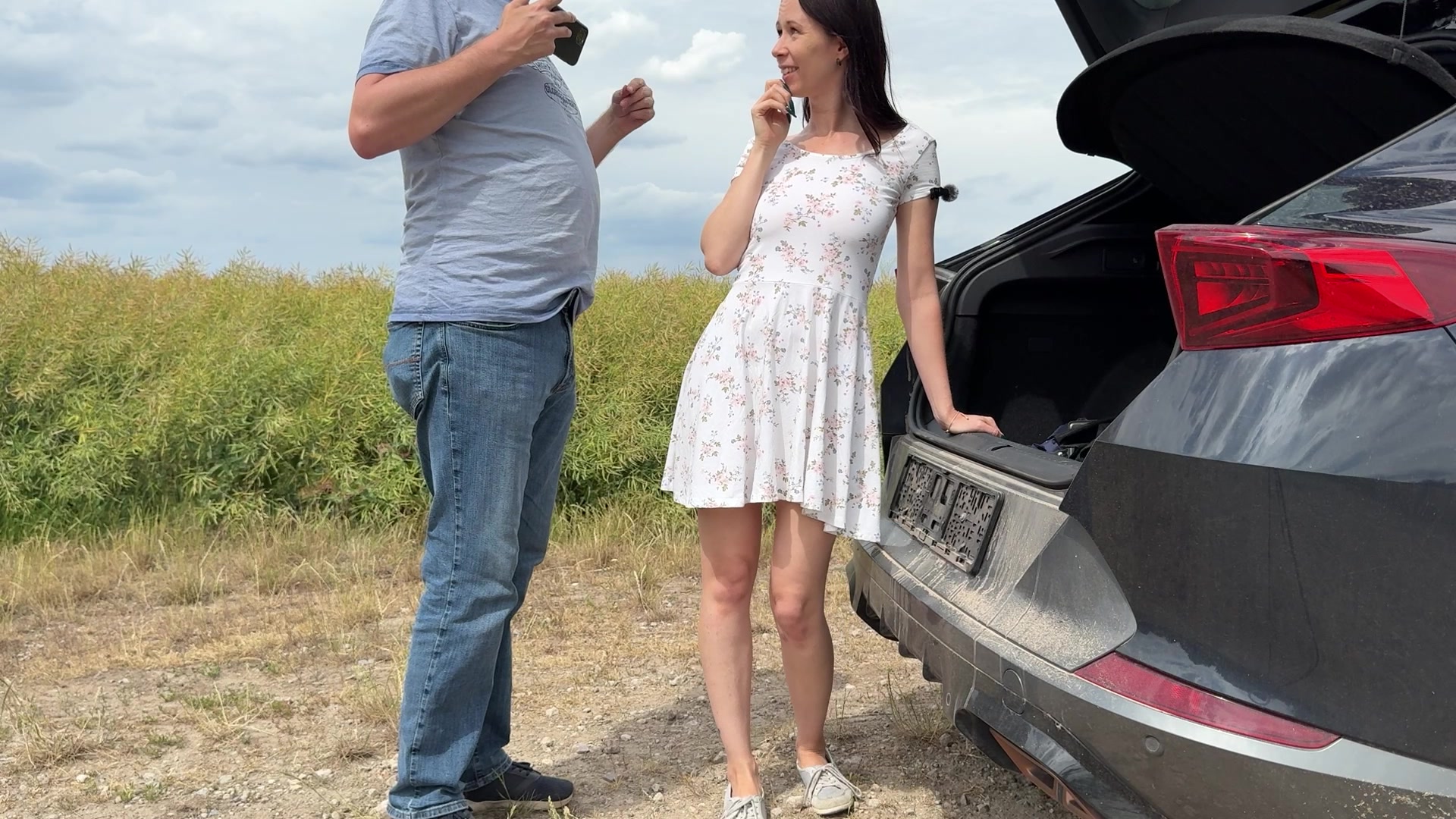 Auf dem eine alte Freundin zu besuchen, habe ich mich mit meinem Auto leider etwas verfahren, weil ich eine Abkürzung nehmen wollte. Ein junger Mann war allerdings sehr hilfsbereit und wollte mir den Weg zeigen. Der Perversling wollte mich aber wohl eher in meinem eigenen Kofferraum ficken! Ich weiß gar nicht, warum ich da spontan mitgemacht habe, aber es war trotzdem ziemlich geil! Auch, weil er am Ende auch noch in mich reingespritzt hat und mir seine Wichse aus der Pussy gelaufen ist! 
Vielleicht sollte ich diese Abkürzung öfters nehmen, oder was meinst du?