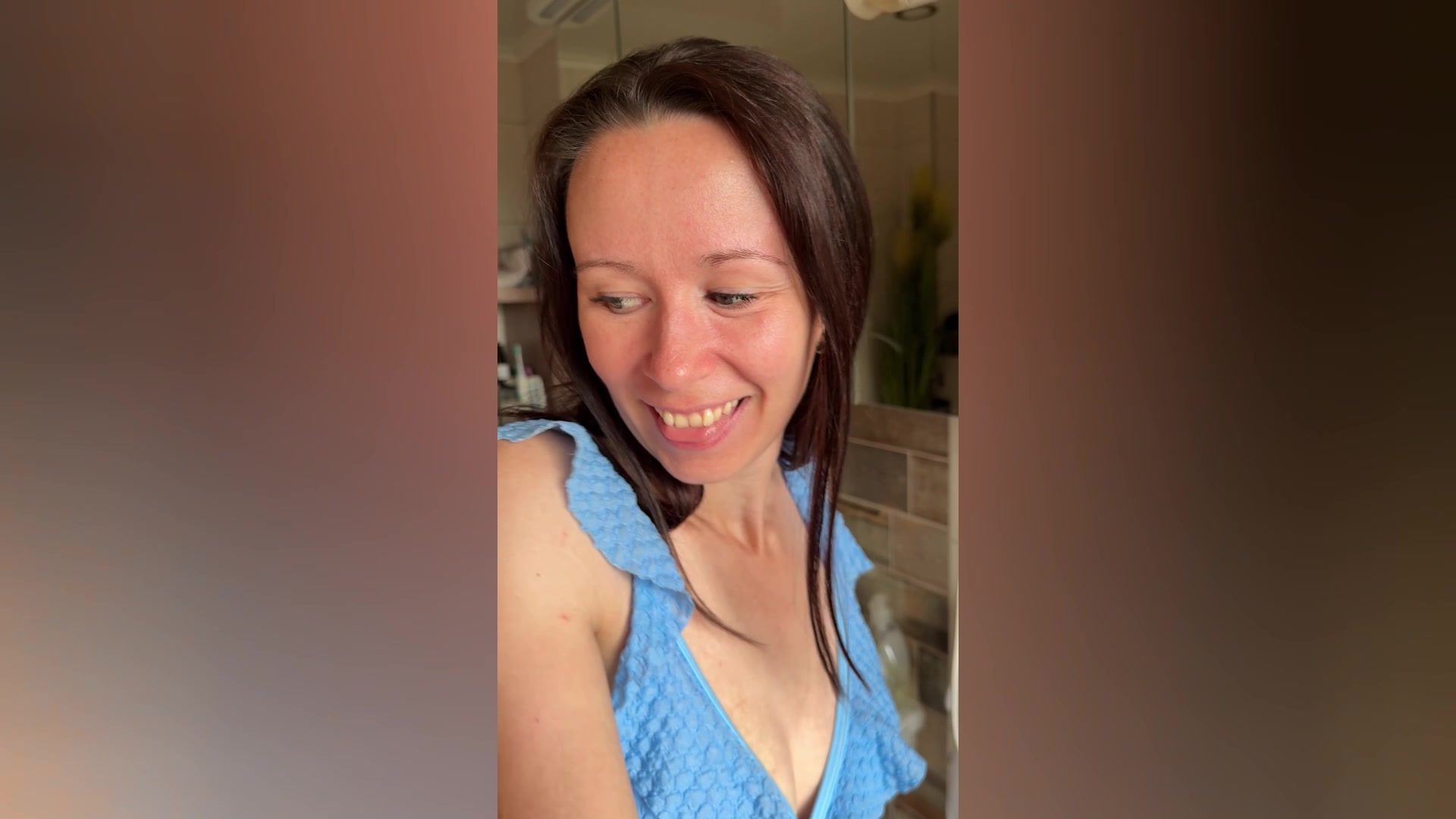 Mein Nachbar war neulich bei mir, um bei mir zu duschen, weil seine Dusche kaputt war. 
Ich fand den Gedanken ziemlich geil, dass dieser heiße Kerl unter meiner Dusche stand. 
Als ich ihm dann noch ein Handtuch bringen wollte, habe ich mir spontan gedacht, ich leiste ihm mal etwas Gesellschaft! 
Da habe ich noch nicht geahnt, dass seine Eier so richtig prall gefüllt waren und sich nach einem geilen Doggy über meinen Arsch ergiesen würden!

Hast du auch schon mal bei deiner Nachbarin geduscht und sowas erlebt?