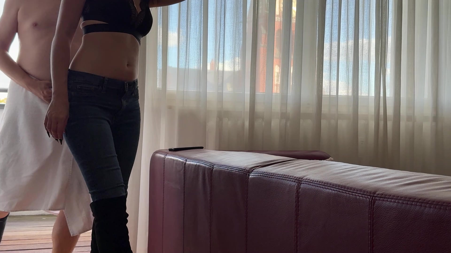 Als ich zur Venus nach Berlin gefahren bin, habe ich festgestellt, dass mein Apartment irgendwie doppelt gebucht war. 
Jedenfalls habe ich auf dem Balkon einen Typen angetroffen, der dort nur im Badehandtuch saß.
Ich dachte mir, wenn ich schon die nächsten Tage mit ihm auskommen muss, dann kann ich auch gleich meine Scheu ablegen und ihm zeigen, wie ich so drauf bin. Nachdem ich seine Schwanz so richtig hart geblasen habe, konnte ich ihm auch nicht mehr widerstehen und habe mich ordentlich durchvögeln lassen bis er eine Riesenladung auf meine befriedigte Pussy gespritzt hat!
Schreib mir doch, ob du soetwas auch schon mal erlebt hast!