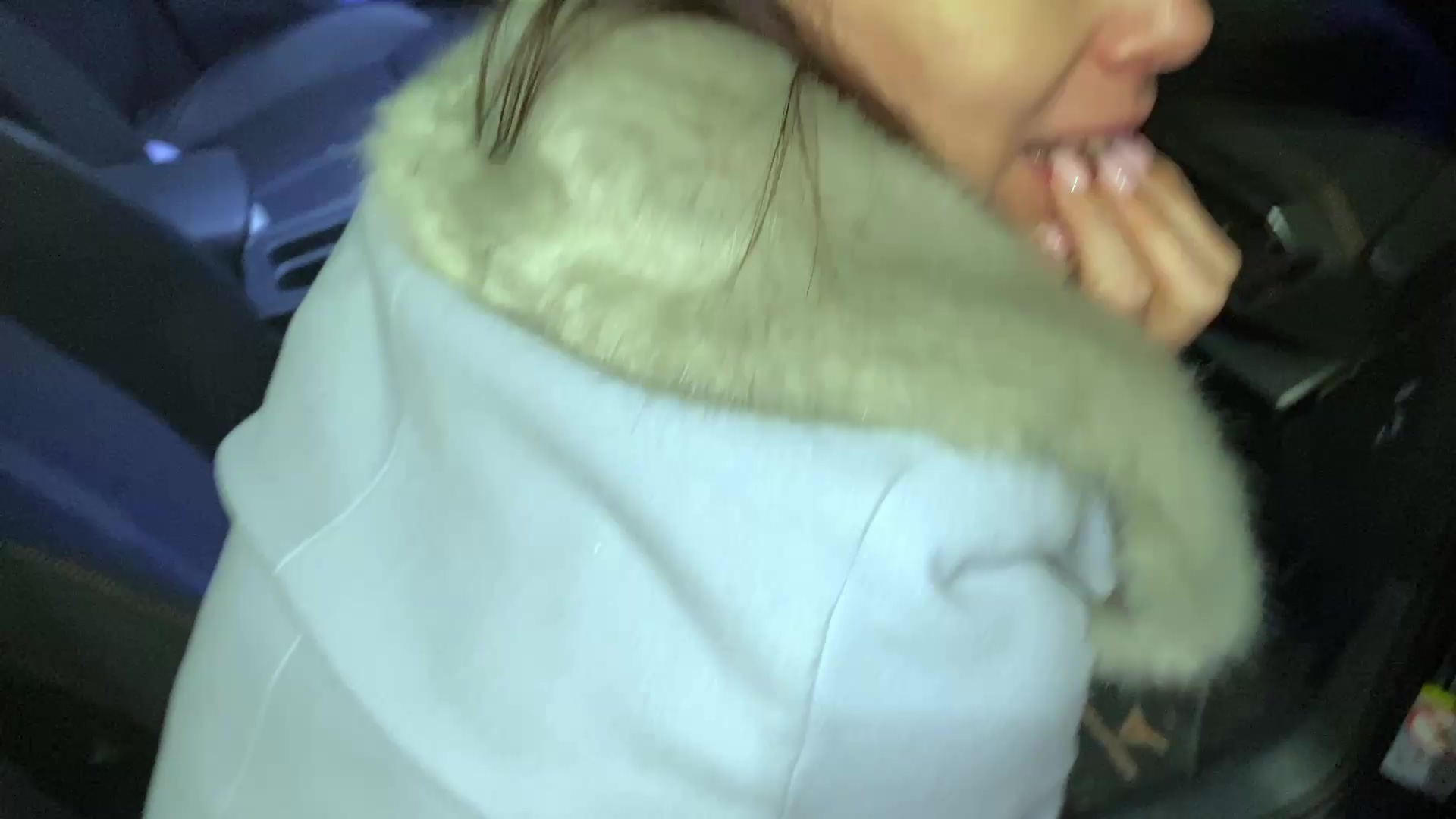 Ich liebe ja Weihnachtsmärkte und leckeren Glühwein. Auf meinem letzten Weihnachtsmarktbesuch hat mir ein gut aussehender, sympathischer Kerl ein paar Getränke ausgegeben und wir haben uns sehr gut miteinander unterhalten an diesem Abend. Ich hatte das dringende Bedürfnis mich für dafür revangieren. Als ich dann auf dem Parkplatz so seinen Schwanz mit meinen Lippen und meiner Zunge verwöhnt habe, wurde ich auf einmal so geil, dass ich nicht anders konnte als ihm mich von ihm Doggy verwöhnen zu lassen! Es hat auch nicht lang gedauert und wird sind beide richtig geil gekommen und er hat in mir abgespritzt! 
Das Gefühl war richtig geil, aber da wurde mir klar, dass wir gar kein Gummi benutzt haben! Meint ihr, das war unvernünftig von mir?