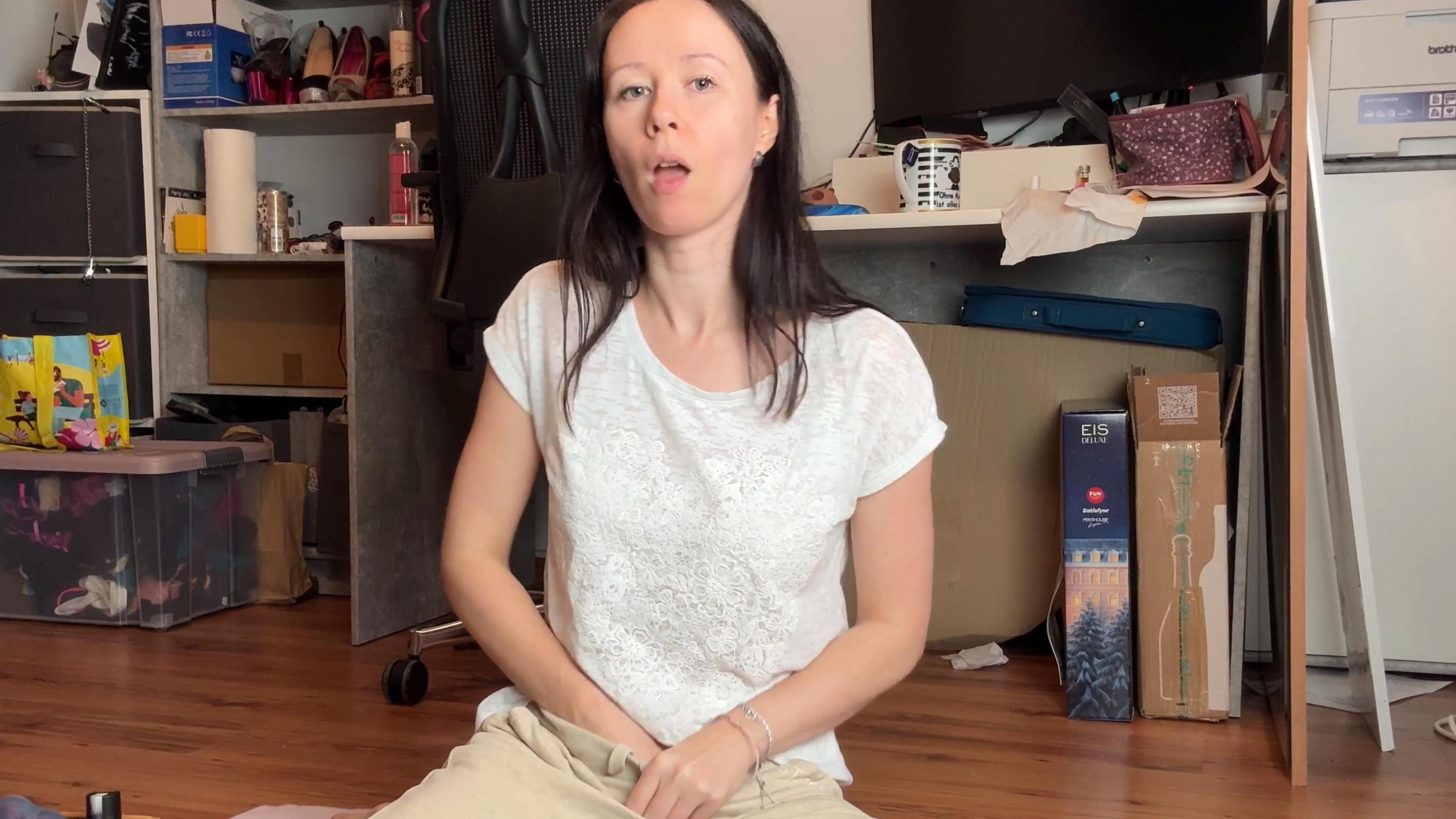 Koffer packen! Welche Toys soll ich mitnehmen? Als ich neulich meine Koffer für eine größere Reise gepackt habe, stellte sich mir die Frage, die sich wohl jede Frau stellt. 
Was soll ich blos alles mitnehmen? Allerdings ging es mir dabei nicht vorrangig um Klamotten, sondern eher darum, welche Toys ich unbedingt mitnehmen will! Die Entscheidung fiel mir sehr schwer und ich kam nicht umhin einige Toys nochmal auszuprobieren und zu bewerten! Was denkst du? Habe ich mich am Ende richtig entschieden?