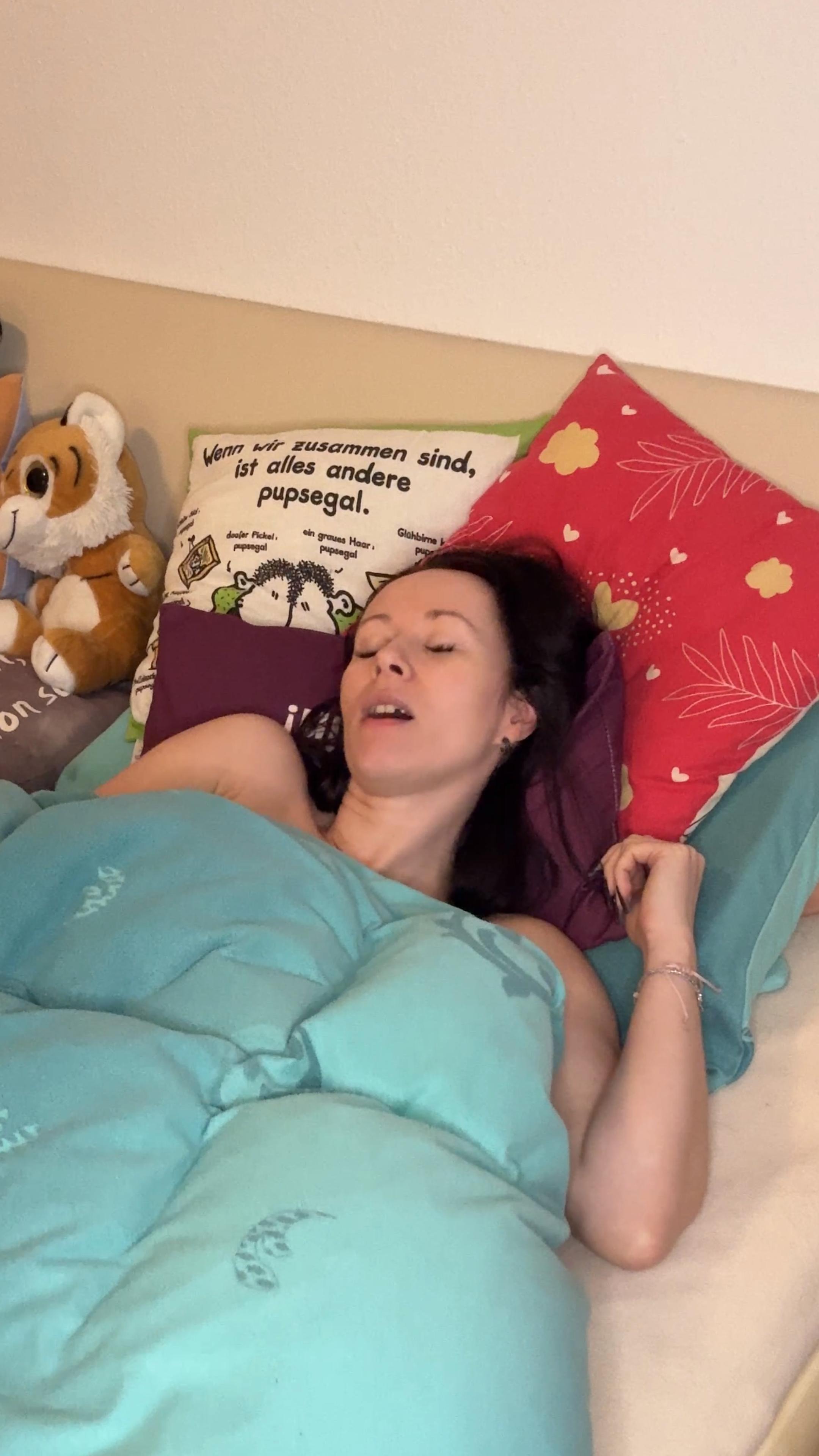 Aufgewacht nach Sextraum  Orgasmus vor dem Aufstehen Ich hatte neulich einen heißen Traum. Ich bin ordentlich gevögelt wurden. Kein Wunder, dass ich es mir direkt nach dem Aufstehen nochmal besorgen musste, um meinen Traum noch mit einem Höhepunkt zu vollenden! Bist du auch schon mal so richtig geil aufgewacht?