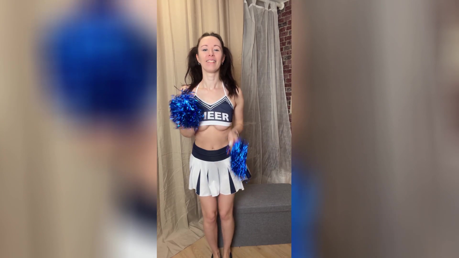Wurdest du schon einmal so richtig von einer heißen sexy Cheerleaderin dabei begleitet, wie du dir heiße Videos im Netz anschaust?
Bestimmt noch nicht! Heute will ich dir diesen Wunsch erfüllen. Lass uns richtig geil zusammen werden und es uns bis zum Höhepunkt besorgen!
Gefalle ich dir als Cheerleaderin?